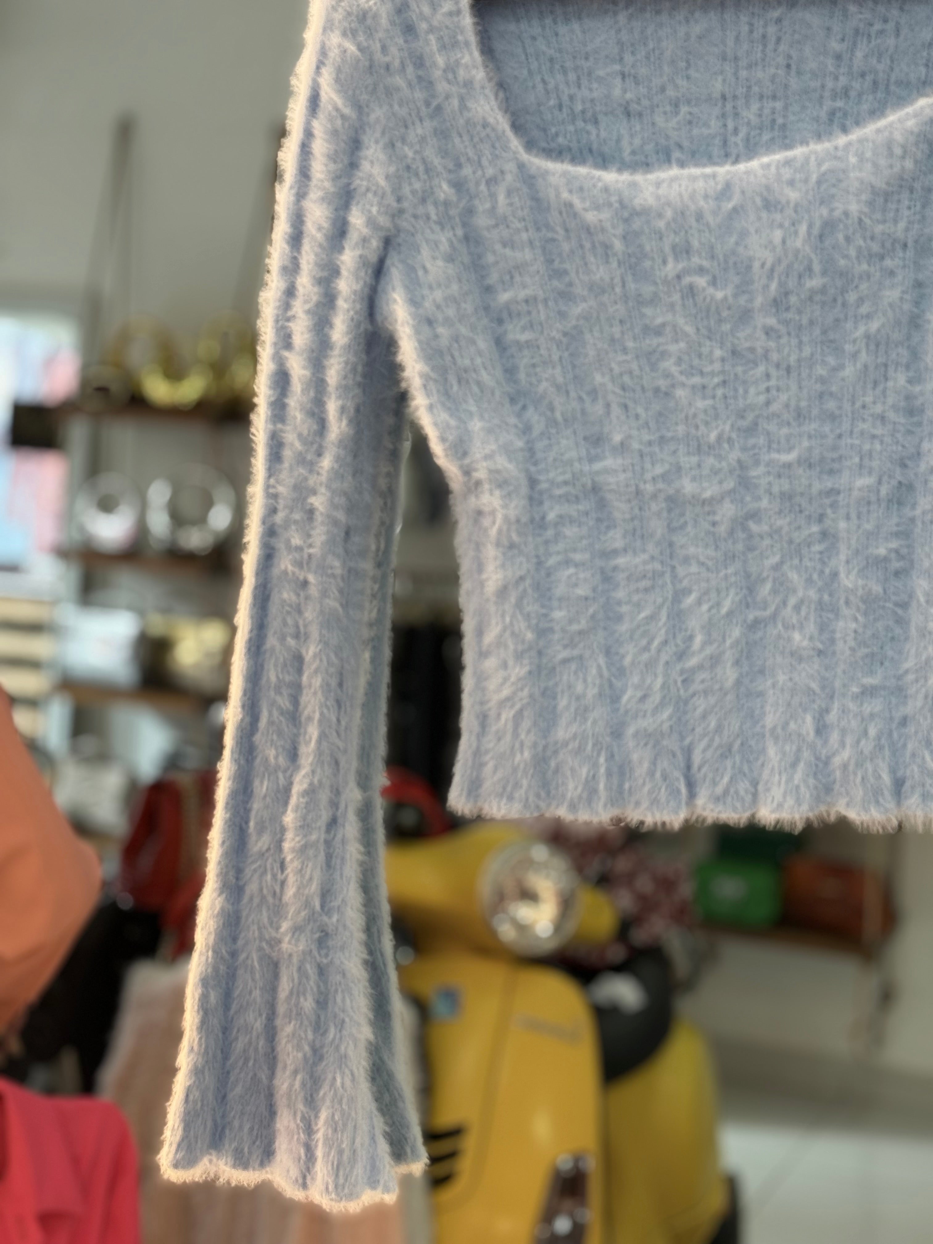 Soft wool long wide sleeve top