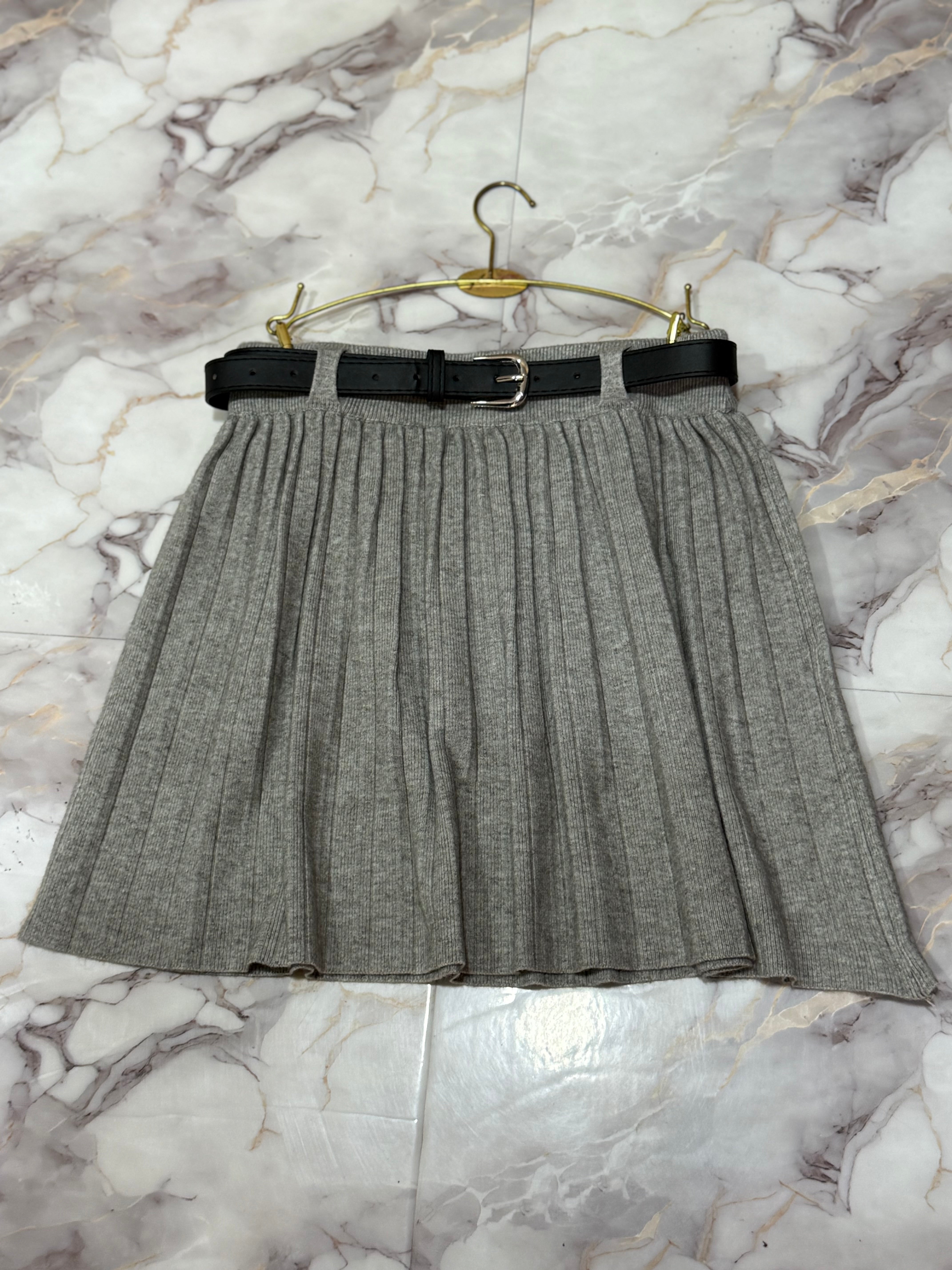 Wool pleated skirt with belt
