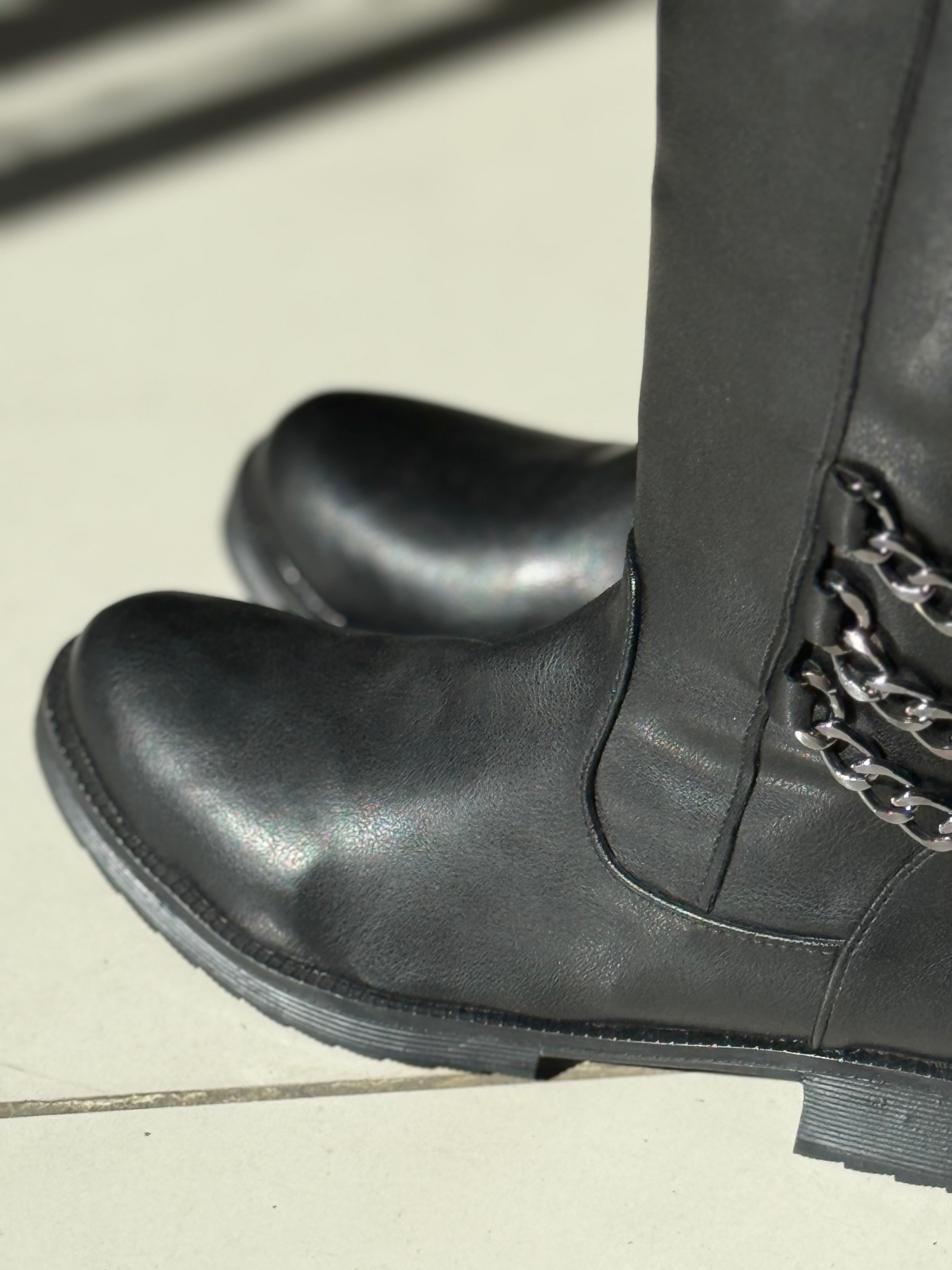 Leather blk boots with chains