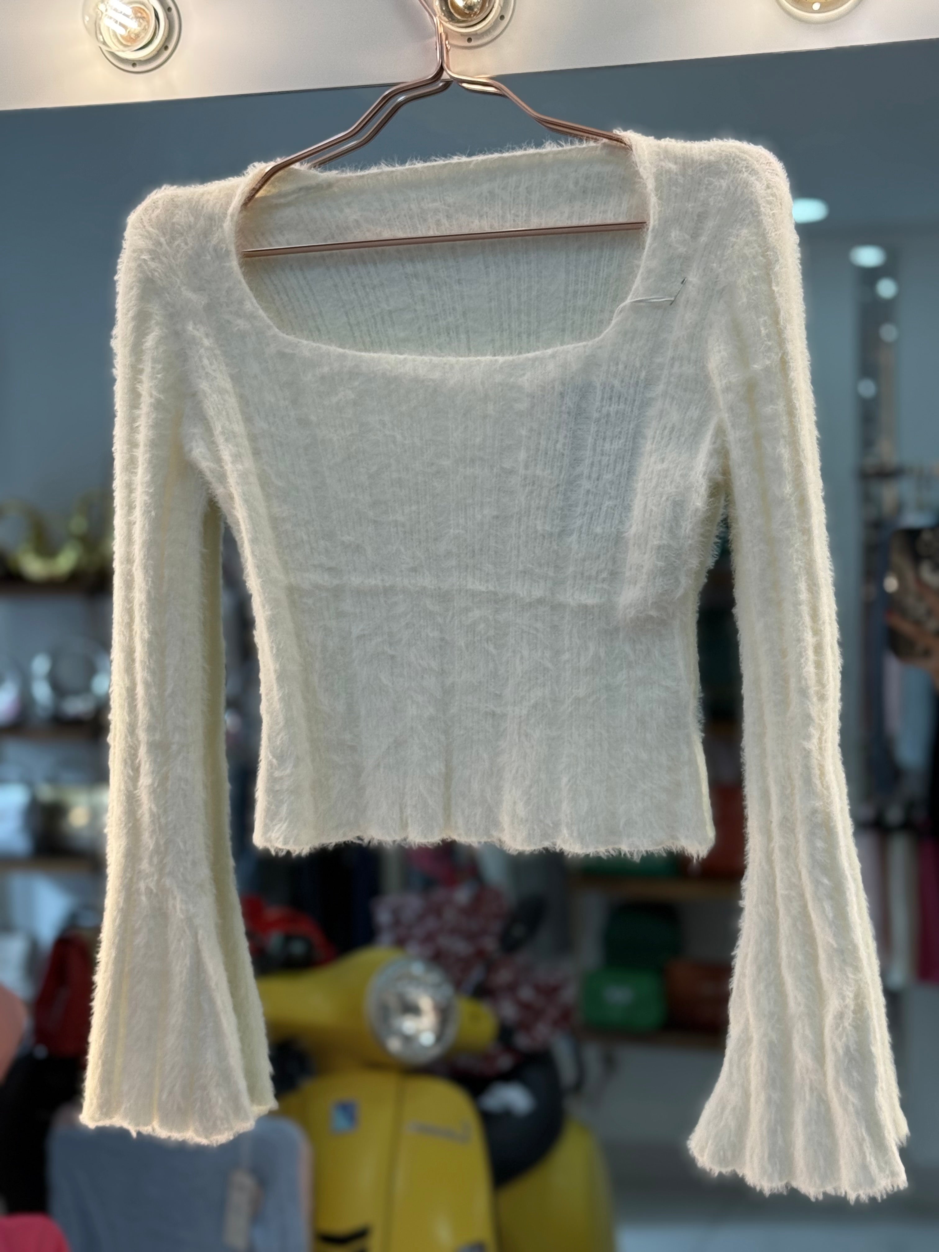 Soft wool long wide sleeve top