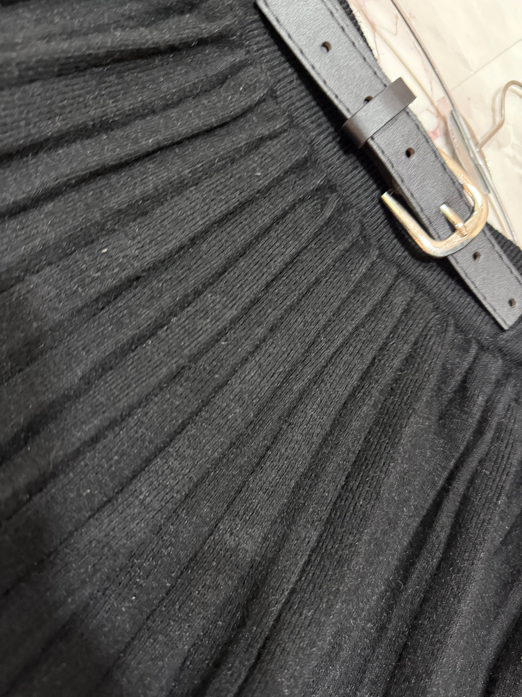 Wool pleated skirt with belt