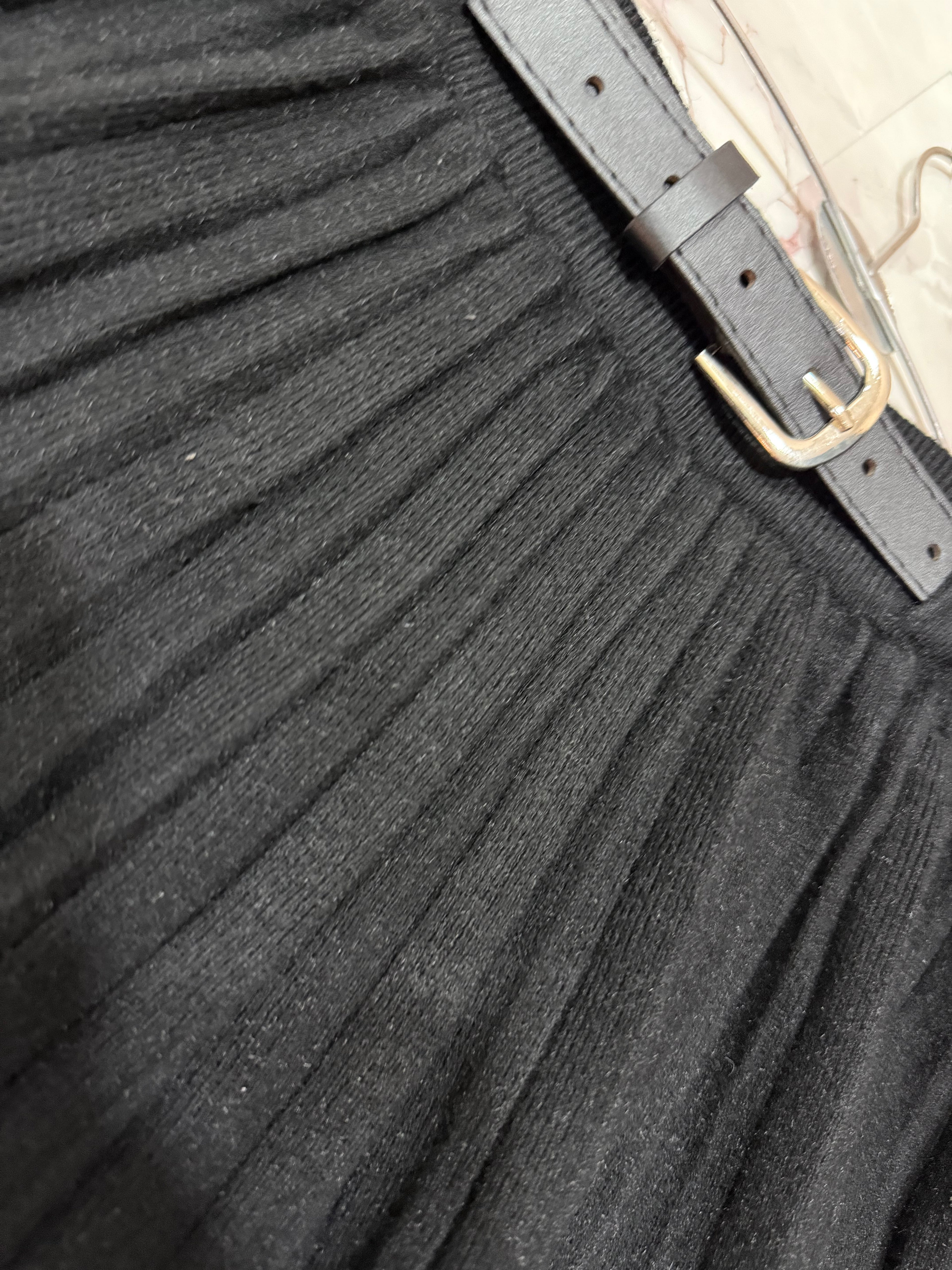 Wool pleated skirt with belt
