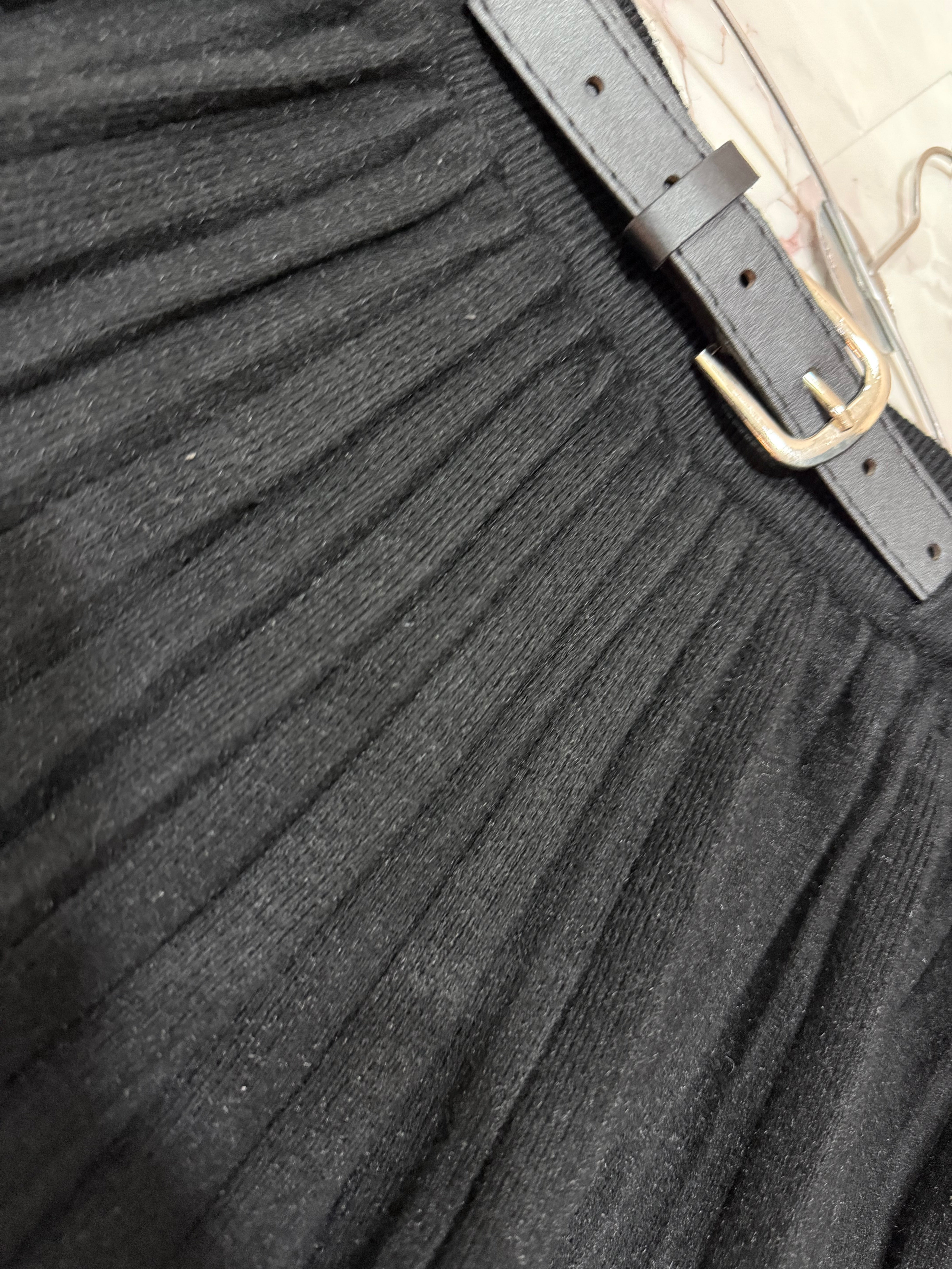 Wool pleated skirt with belt