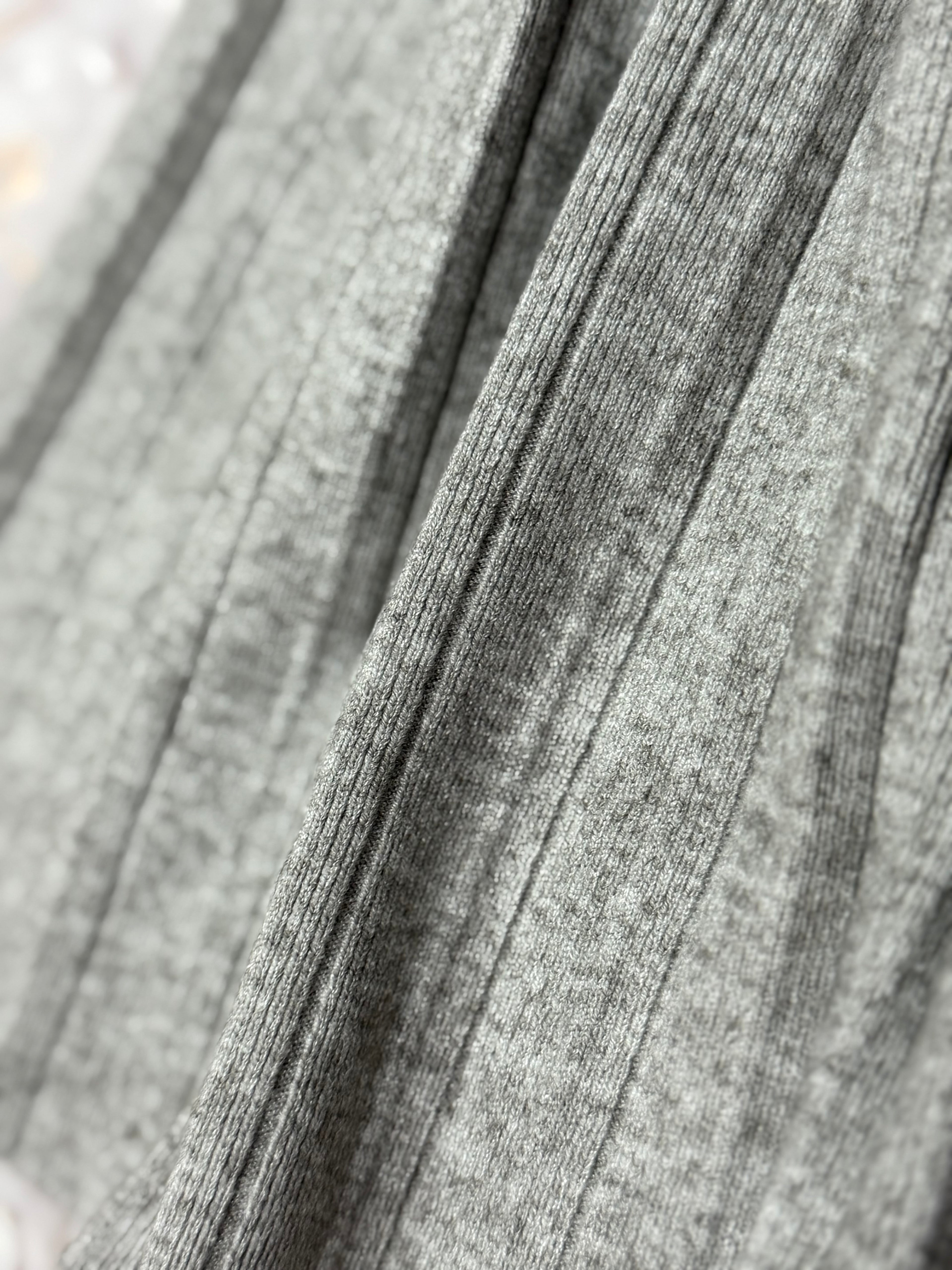 Wool pleated skirt with belt