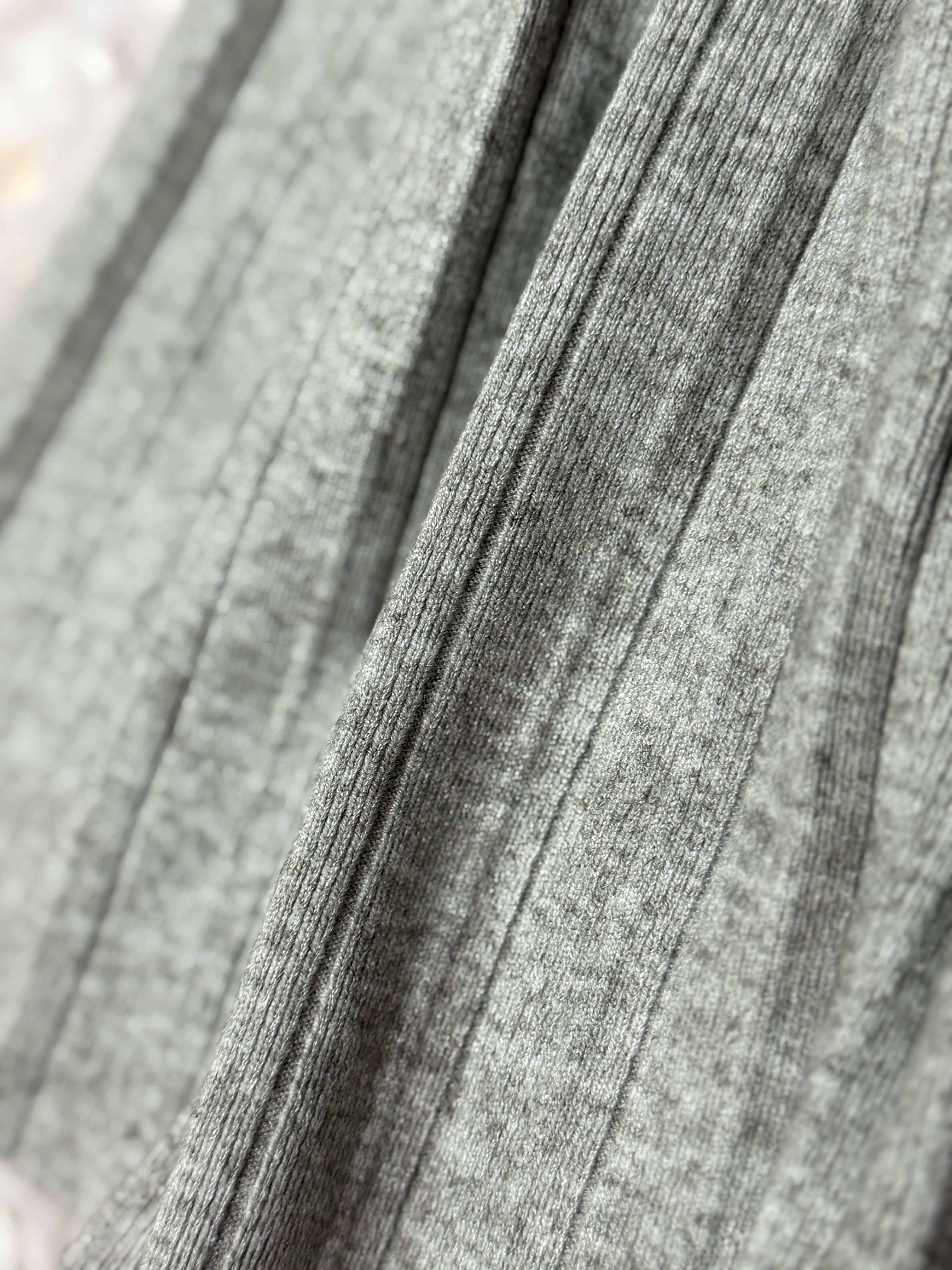 Wool pleated skirt with belt