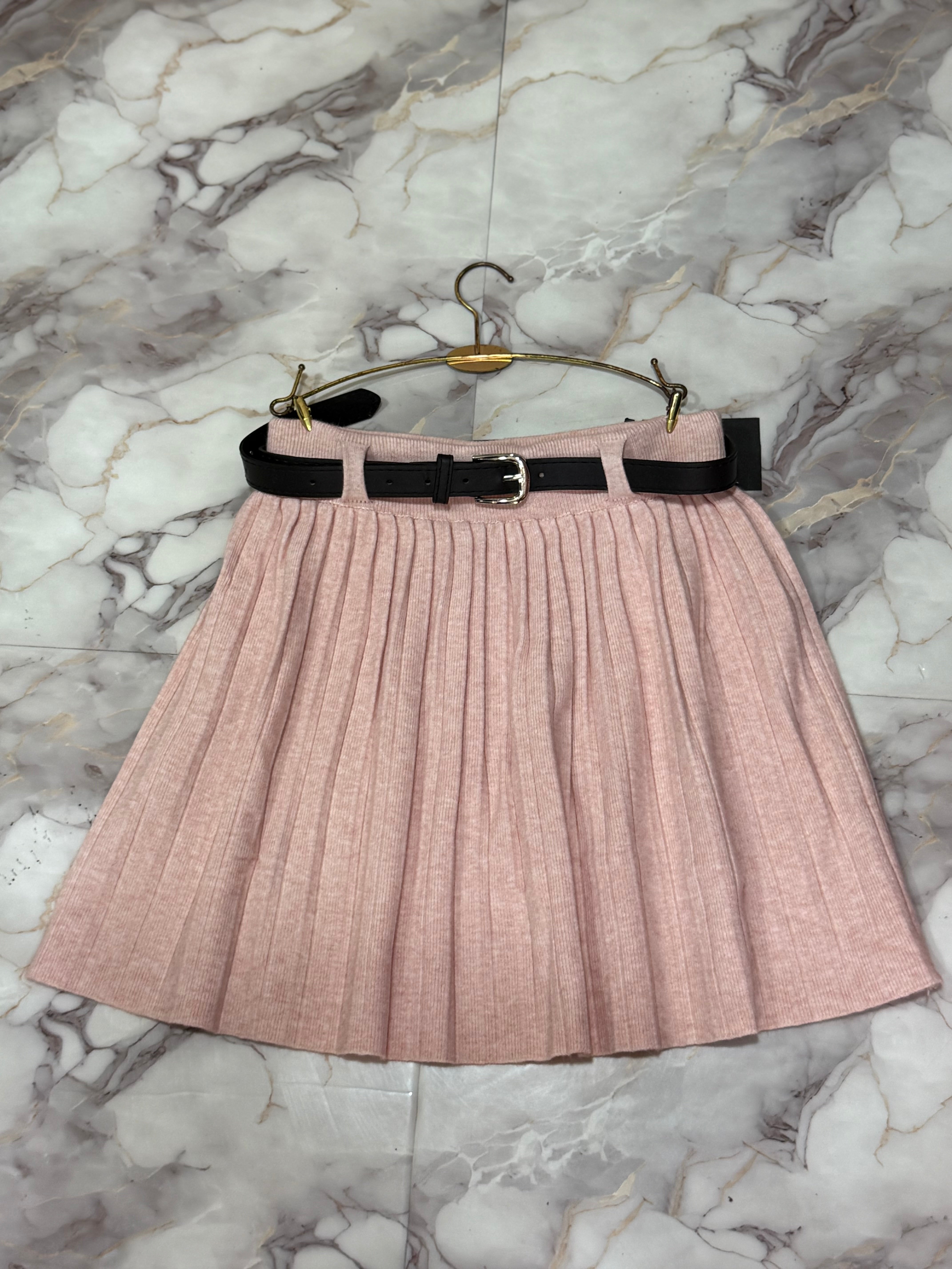 Wool pleated skirt with belt