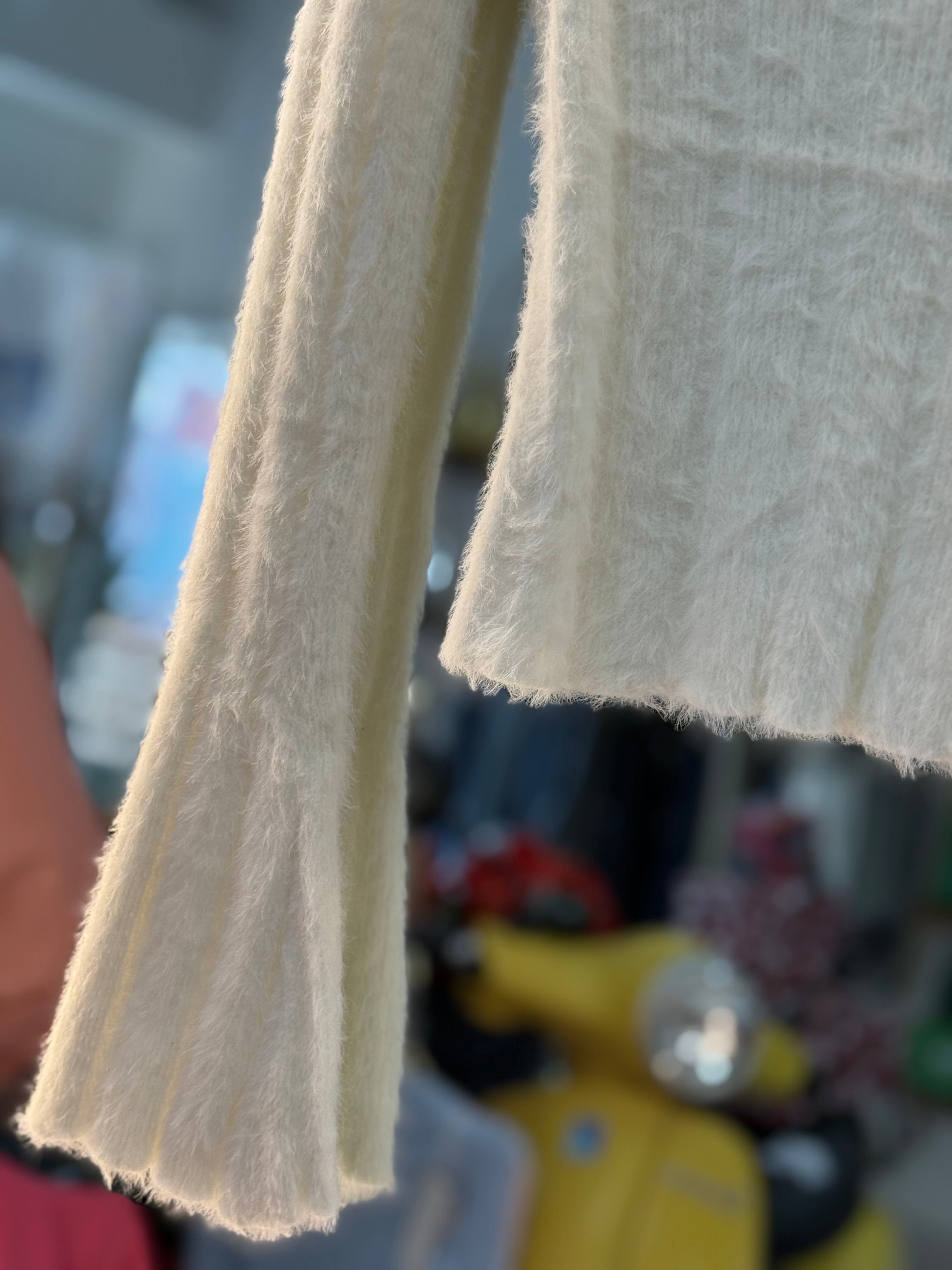 Soft wool long wide sleeve top