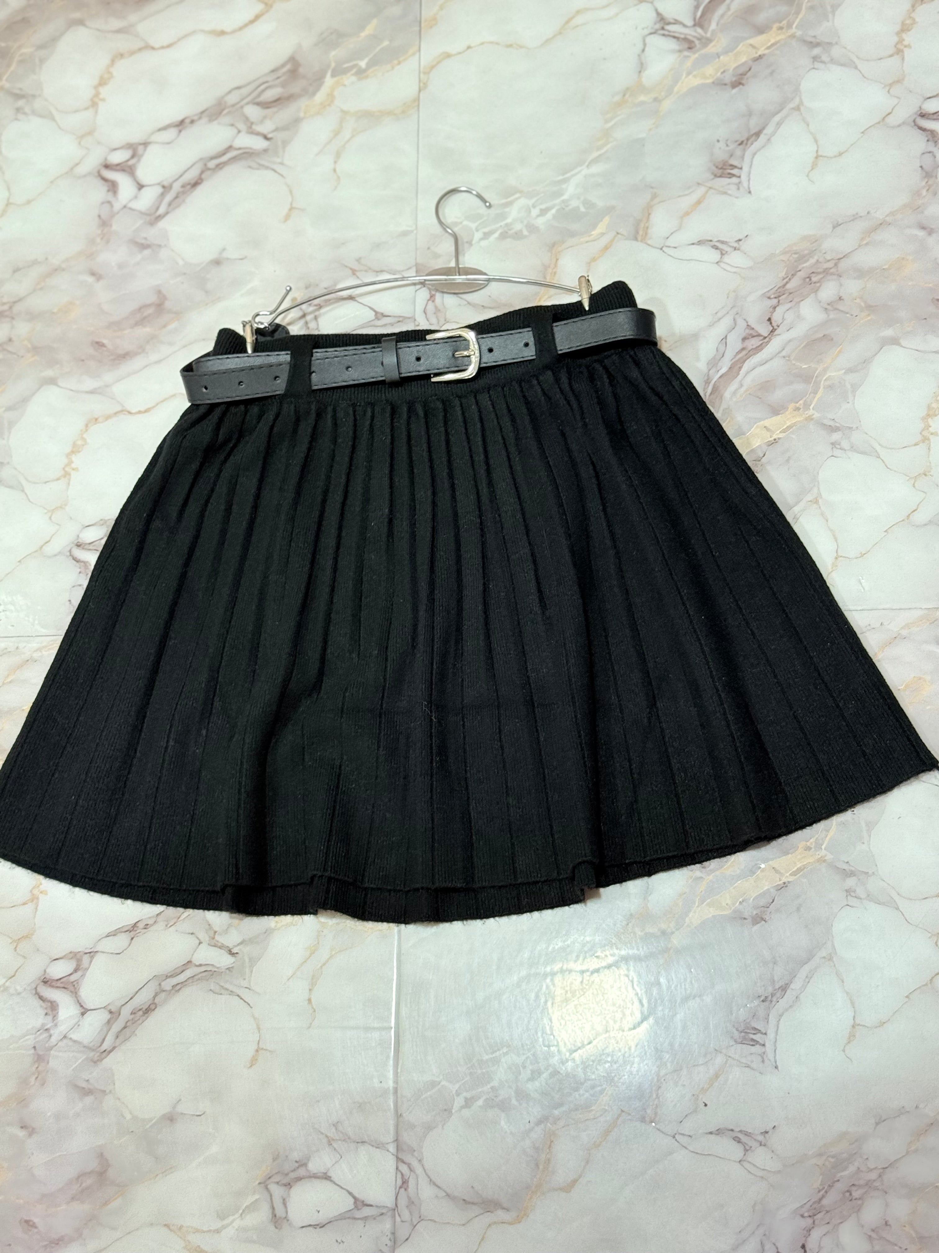 Wool pleated skirt with belt