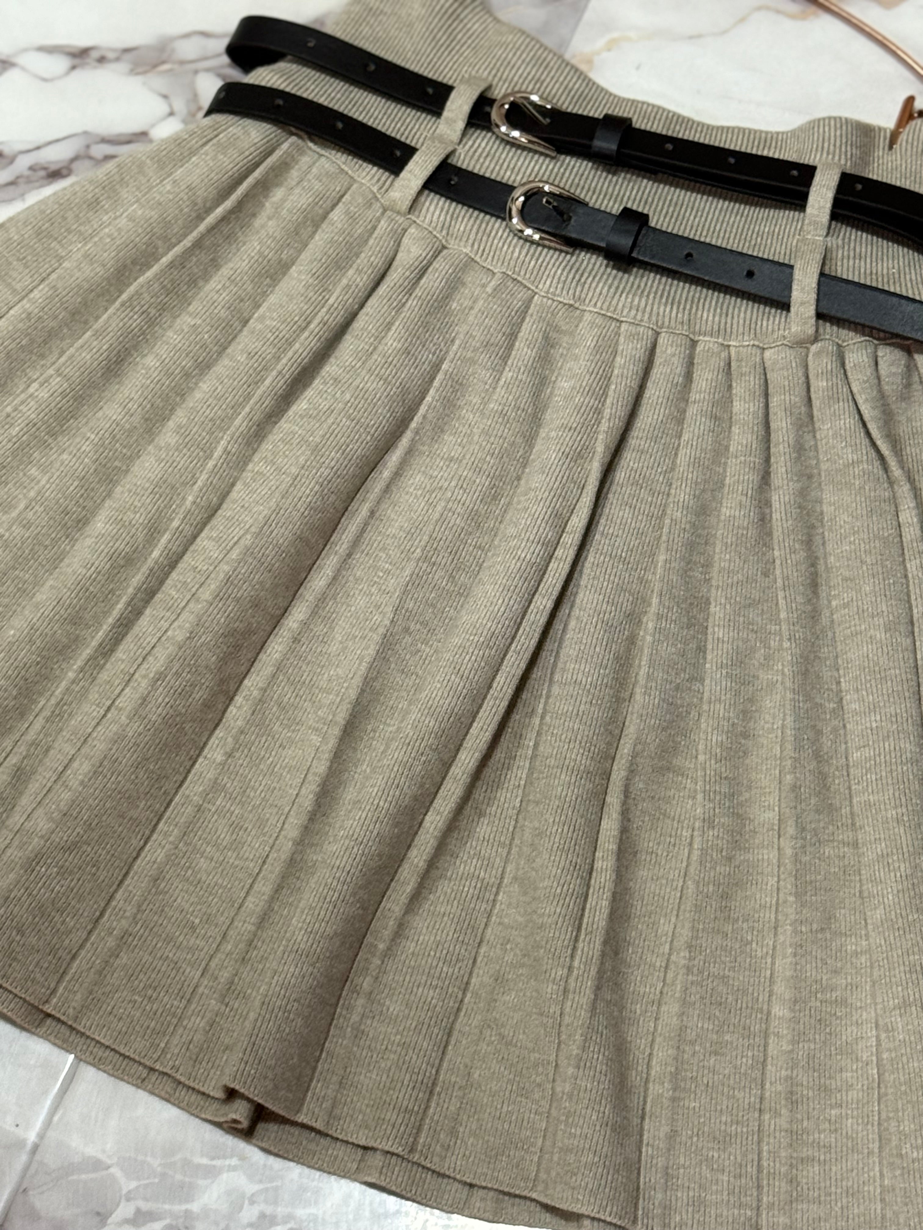 Double belts pleated wool skirt