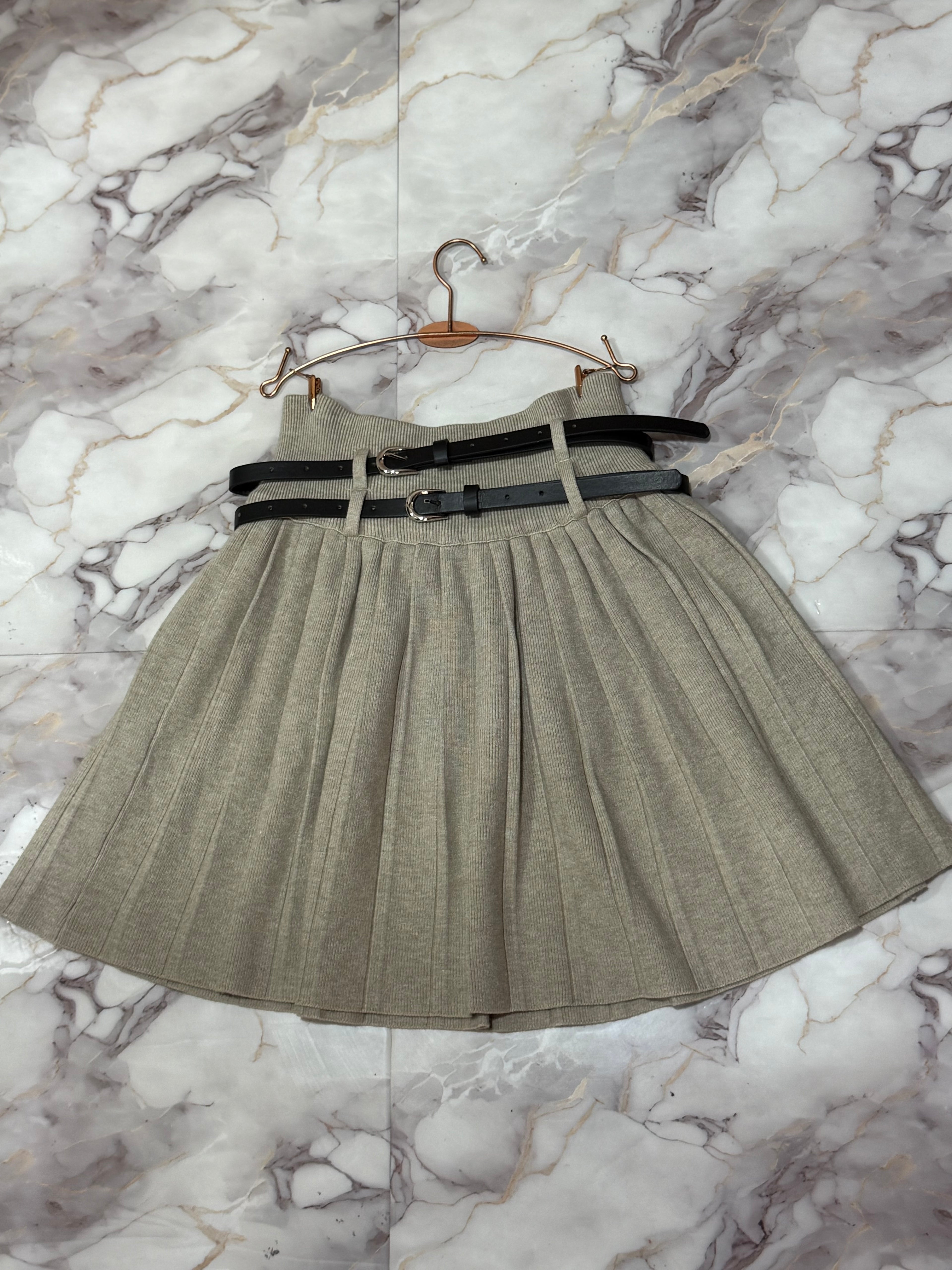 Double belts pleated wool skirt