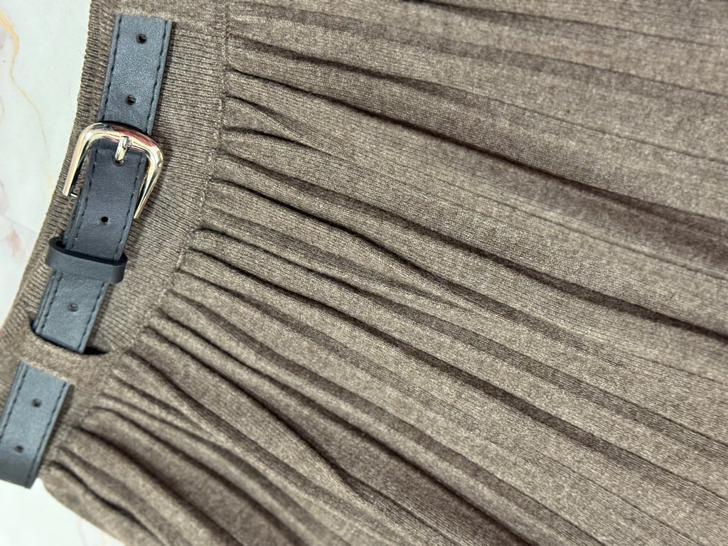 Wool pleated skirt with belt