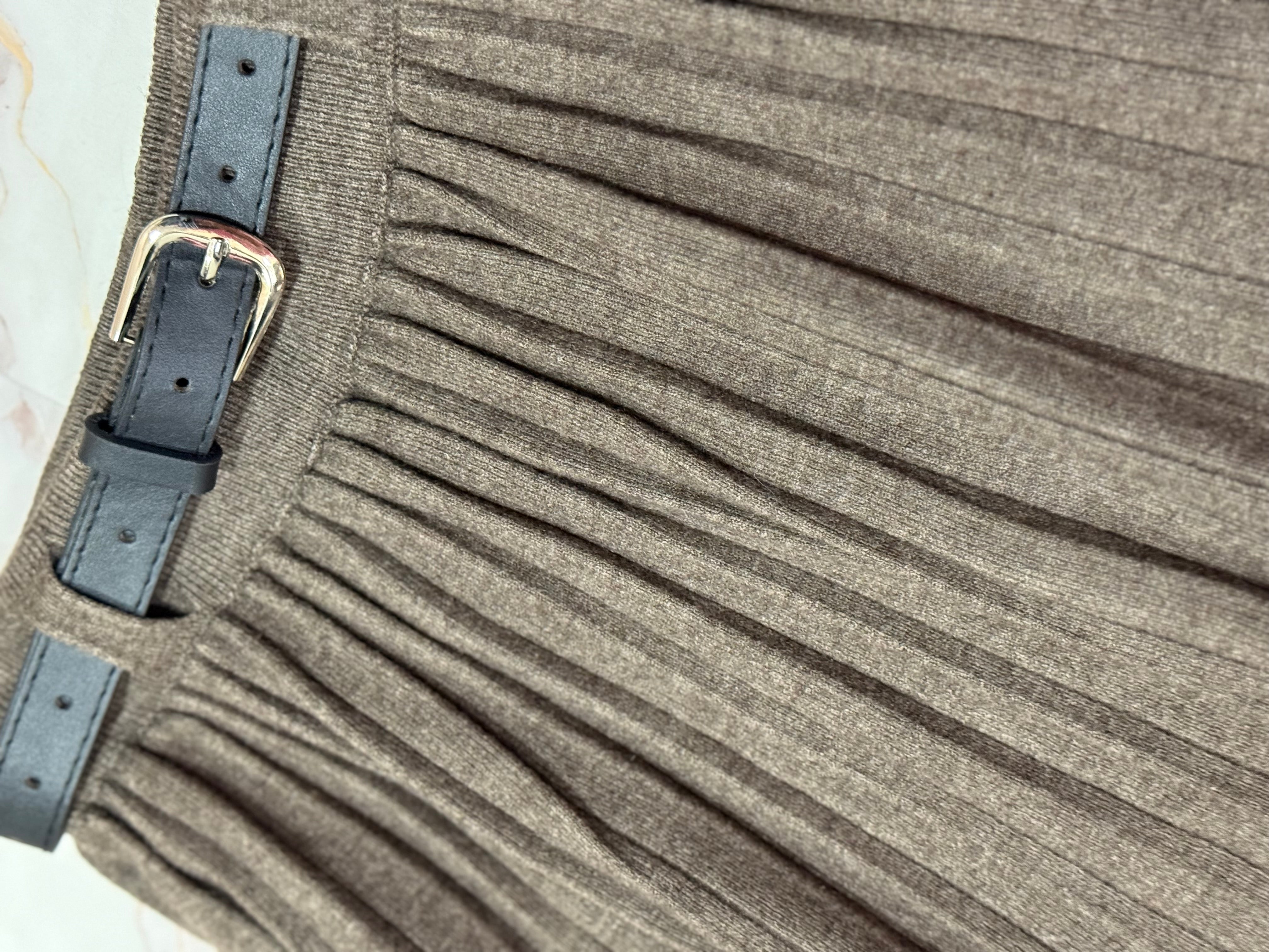 Wool pleated skirt with belt