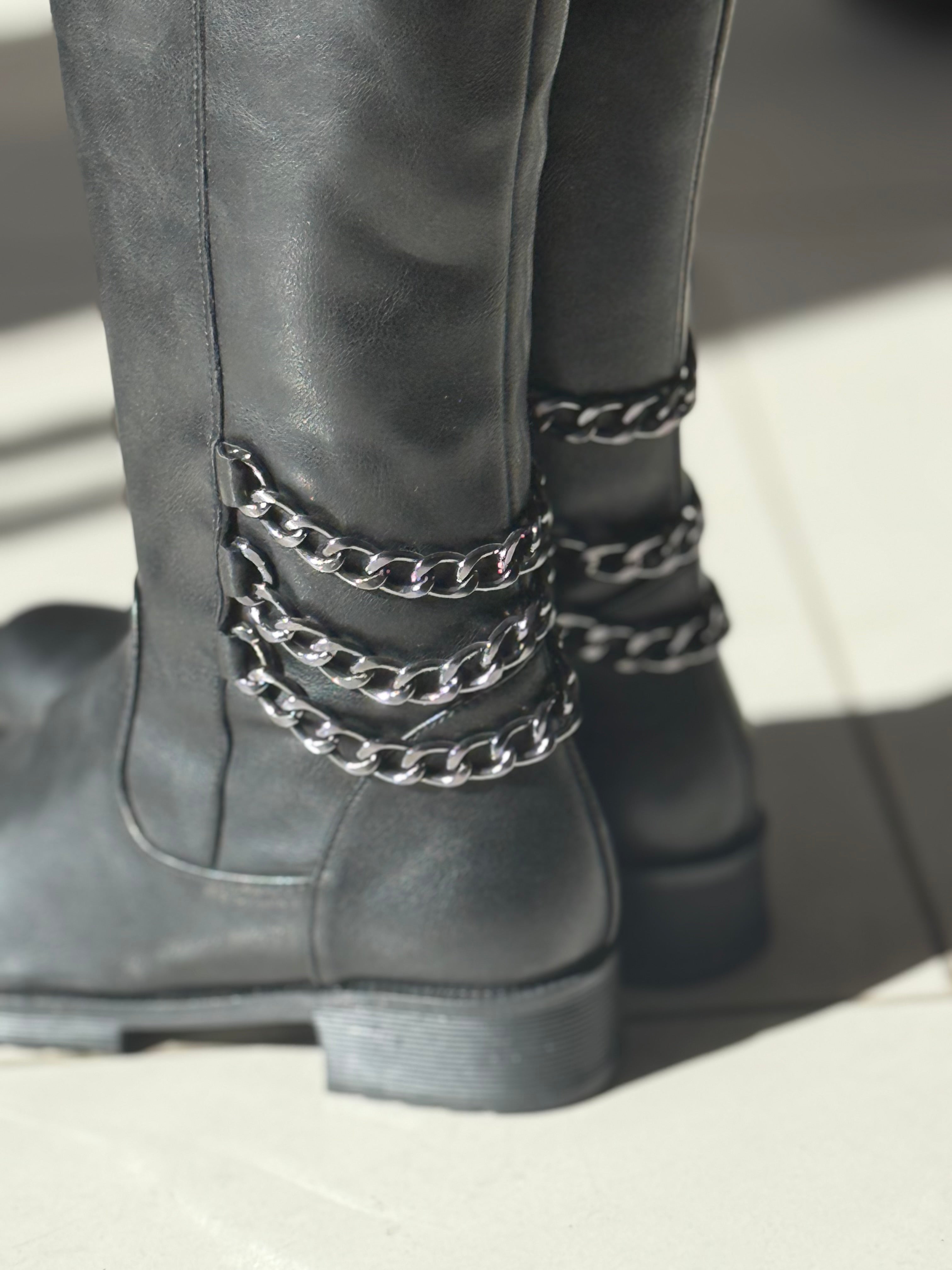 Leather blk boots with chains