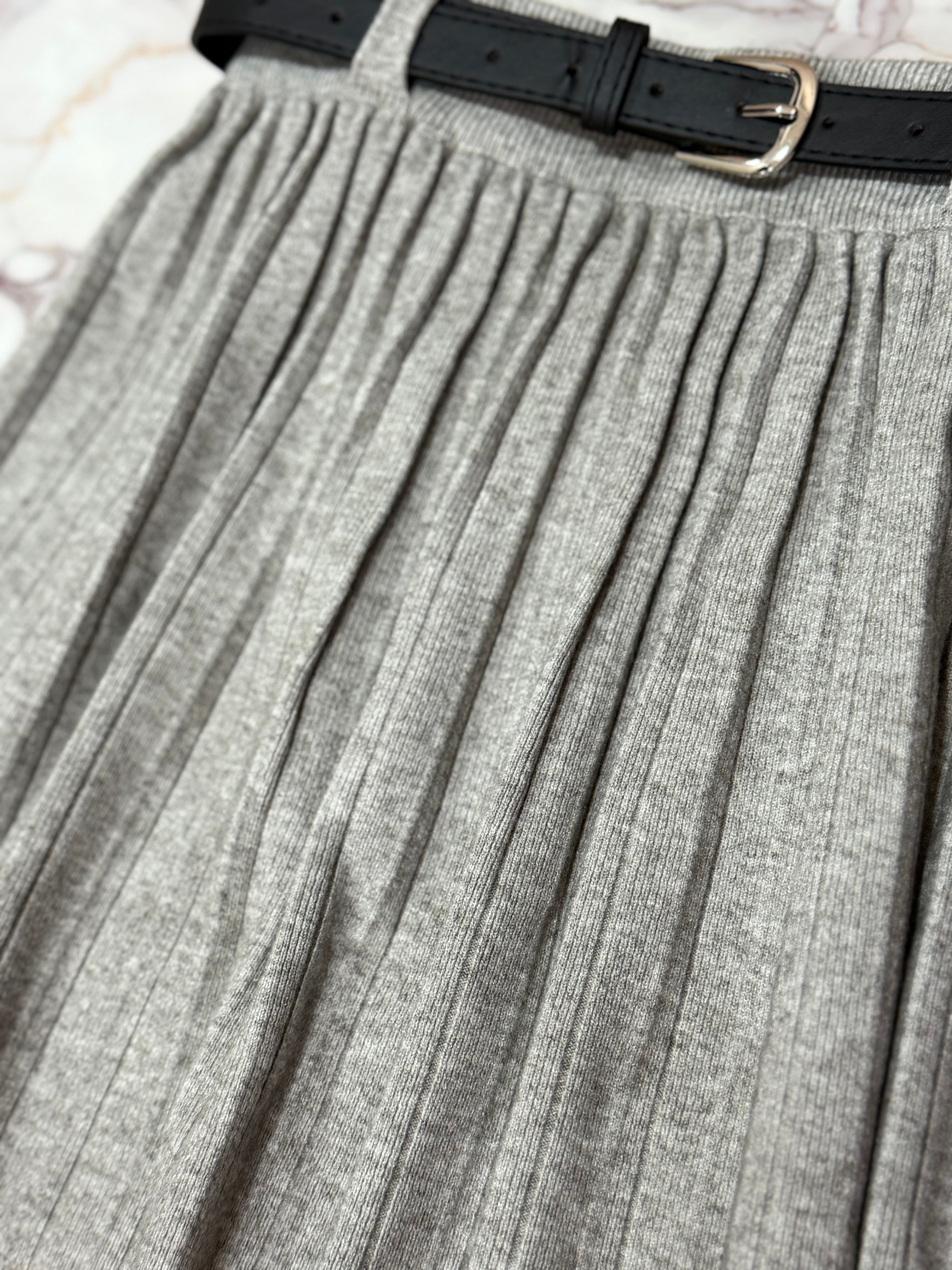 Wool pleated skirt with belt